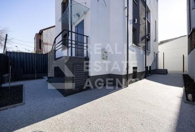 Casă individuală cu 8 camere cu Canalizare în 1 Mai - 3