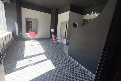 Spațiu comercial, de 50 mp, în Central - 8