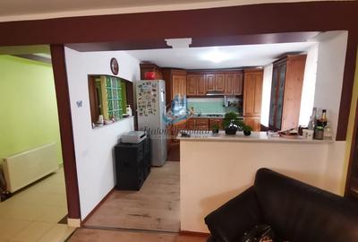 Apartament cu 4 camere decomandat în Periferie