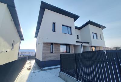 Duplex cu 4 camere cu Canalizare în Popas Păcurari