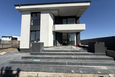 Casă individuală cu 4 camere cu Canalizare în Tunari