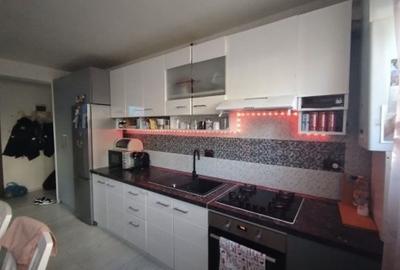 Apartament cu 3 camere semidecomandat, mobilat în Florești