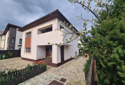 OMNIA-Proprietati alese! Casa ta. Asfalt,canalizare. Spatioasa, surprinzatoare.