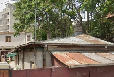 Vinzare casa,str.Nucului 38,metrou Mihai Bravu(necesita repara?ii)rog tel.09,00-14,00 - 3