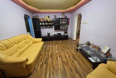 Apartament cu 3 camere semidecomandat, mobilat în Titan