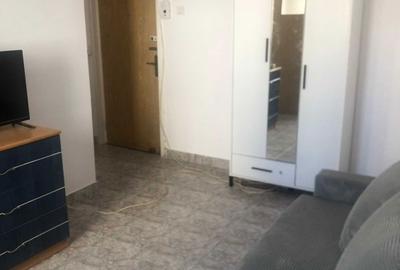 Garsonieră decomandată în Titan