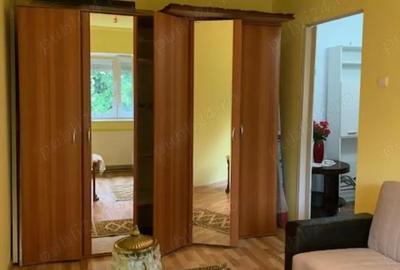 Inchiriez apartament , 3 camere , semidecomandat , zona strand , etaj 2 - 4
