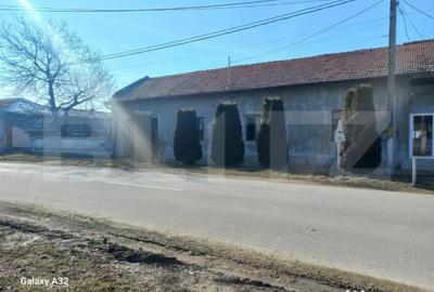 Casă cu 4 camere cu Teren 2500 Mp în Central