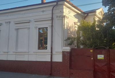 Casă cu 5 camere cu Teren 300 Mp în Central - 1