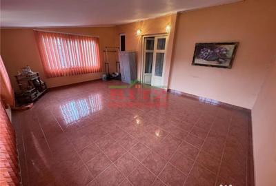 Casă cu 7 camere cu Teren 938 Mp în Central - 1