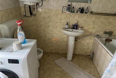 Casa formata din 2 corpuri de in sat Maluri , comuna Vultur - 1