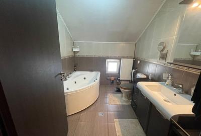 Casă cu 9 camere cu Teren 100 Mp în Pipera