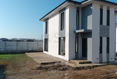 Casă individuală cu 4 camere cu Canalizare în Central - 1