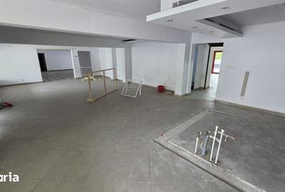 Spațiu comercial, de 200 mp, în Central - 4