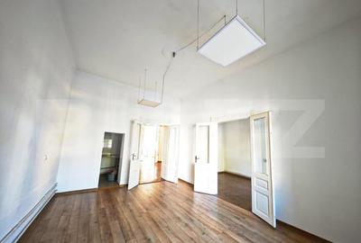 Apartament cu 4 camere decomandat în Central