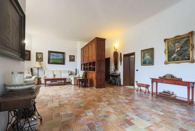 Apartament ultracentral cu 3 camere, 2 bai ?i curte pri...