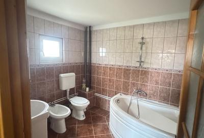 Casă individuală cu 6 camere cu Canalizare în Km 5 - 6