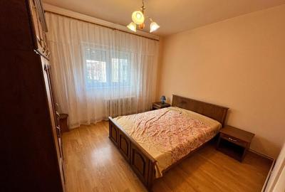 INCHIRIEZ apartament 4 camere decomandat, zona Vasile Aaron - 1