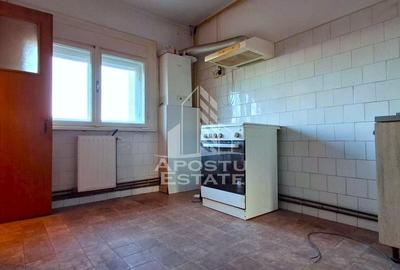 Apartament cu 4 camere semidecomandat în Miorița