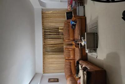 Apartament de vanzare cu trei camere decomandate cu bai proprii, confort I