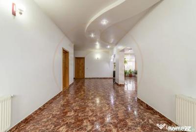 Casă cu 8 camere cu Teren 1000 Mp în Central - 2