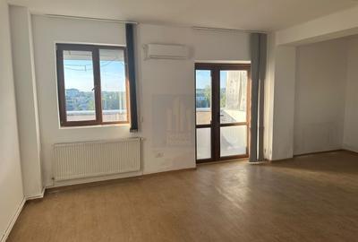 Apartament cu 3 camere decomandat, mobilat în Central