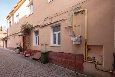 Casă cu 5 camere cu Canalizare în Centrul Istoric