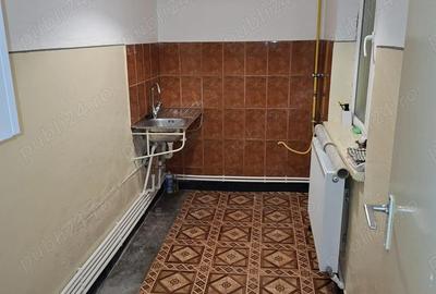 Apartament cu 3 camere semidecomandat în Cet - 7