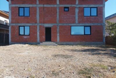 Casă cu 4 camere decomandat în Ghioșești - 10