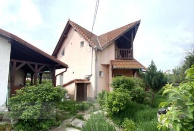 Casă cu 5 camere cu Canalizare în Central