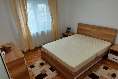 Inchiriez apartament decomandat 2 camere etaj 2 din 4, Piata Centrala - 1