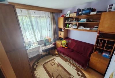 Zona Milcov , 3 camere semidecomandate , etaj intermediar , - 4