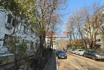 Apartament cu 3 camere semidecomandat în Giurgiului