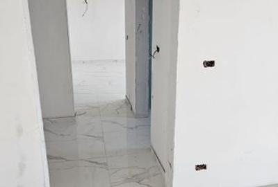 Nou. Etaj intermediar. Spatios - 9