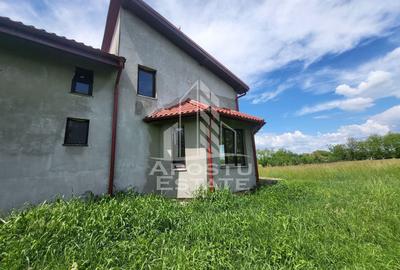 Casa individuala cu 8 camere si terase, teren generos, COMISION 0 - 3