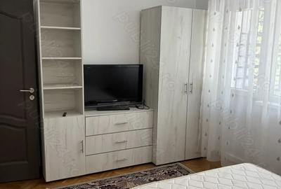 Inchiriez apartament 3 camere - central - 2