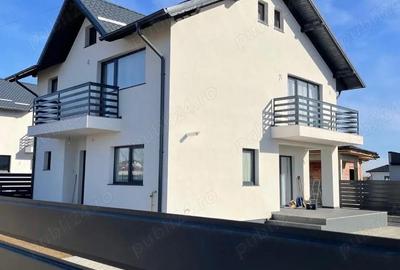 Casă cu 4 camere cu Teren 400 Mp în Central - 1