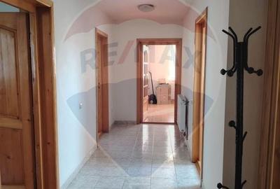 Casă cu 8 camere cu Teren 800 Mp în Central - 14