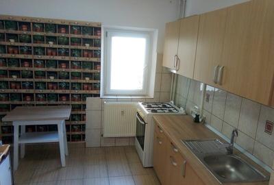 Apartament cu 3 camere decomandat în Apusului