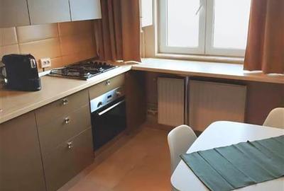 Apartament cochet, doua camere, structura decomandata,  priveliste spre munte, R - 10
