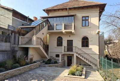 Casă cu 7 camere cu Teren 220 Mp în Ultracentral