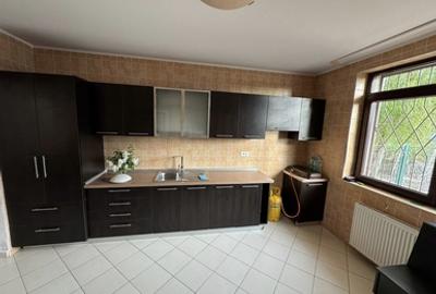 Casă cu 8 camere cu Teren 500 Mp în Central - 1