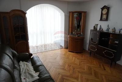 Apartament cu 4 camere decomandat în Central