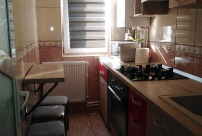 Vând apartament 3 camere semidecomandat 55mp izolat gaze et3 str.Aleea Farului h - 10