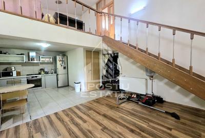 Casă individuală cu 8 camere cu Canalizare în Mehala