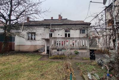 Casa cu 3 camere, 150 mp, teren 660 mp, zona Andrei Muresanu