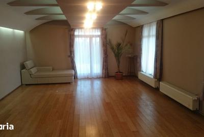 Casă cu 4 camere cu Teren 100 Mp în Central - 2