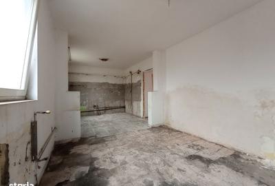 Casă cu 6 camere decomandat cu Teren 445 Mp în Bujac