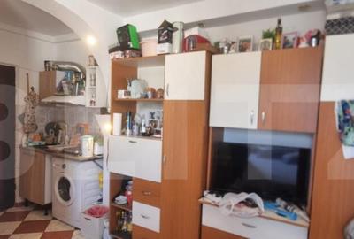 Garsoniera cu baie si geam mare - scara foarte ingrijita - 1