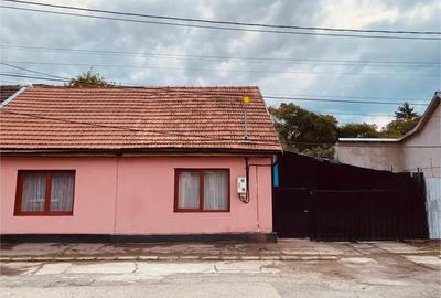 Vand casa in colonie petrosani zona A la doi pasi de centru